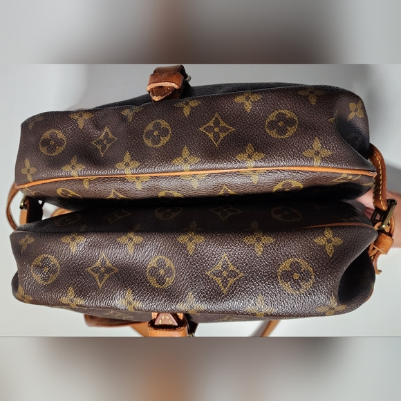 Louis Vuitton Saumur 30. Dryness & slight water marks on vachetta. - Picture 5 of 14